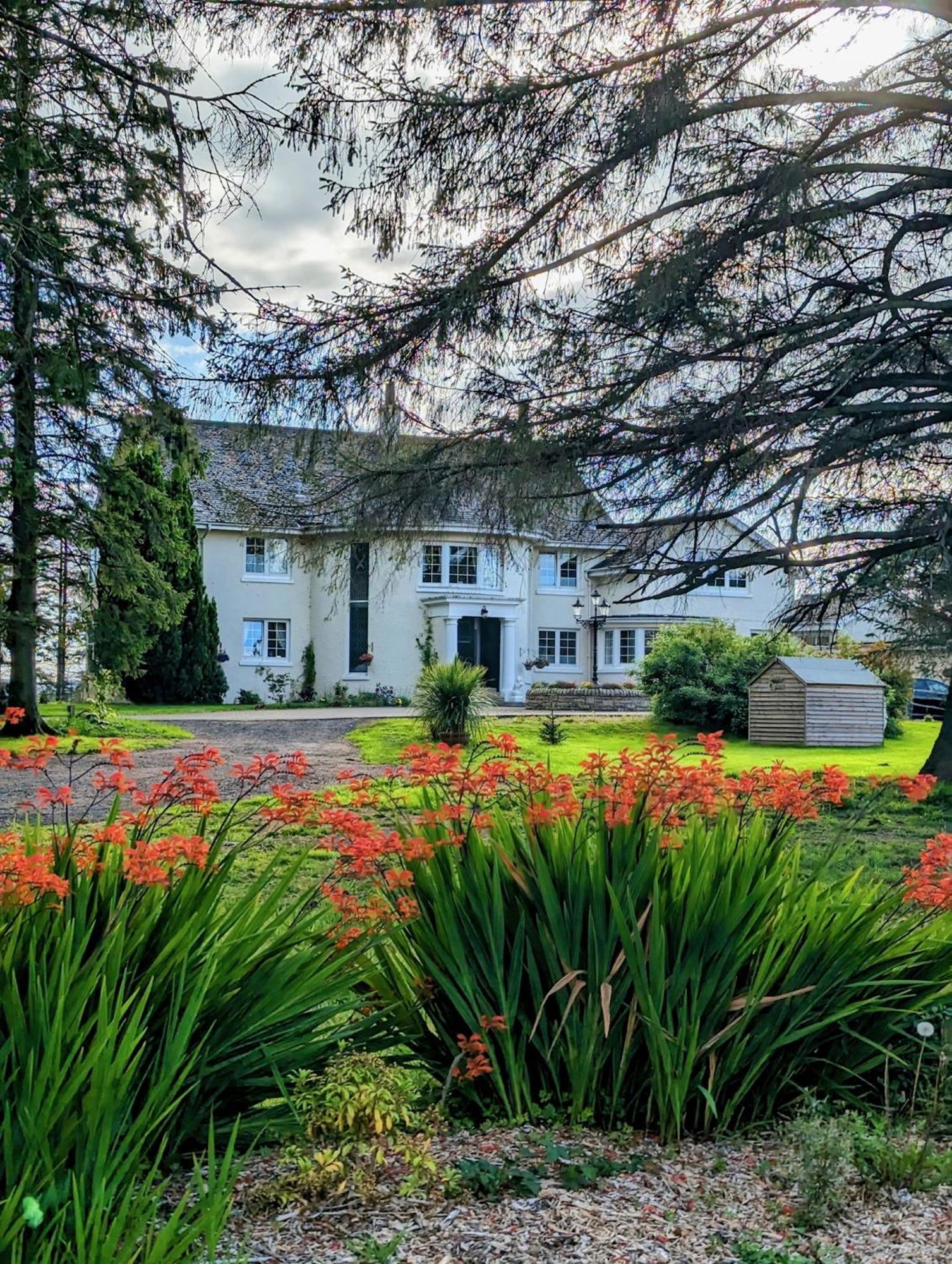 Finn Village - Loch Lomond Villa B&B - Black Room With Jacuzzi-Style Bath Glasgow Exterior foto